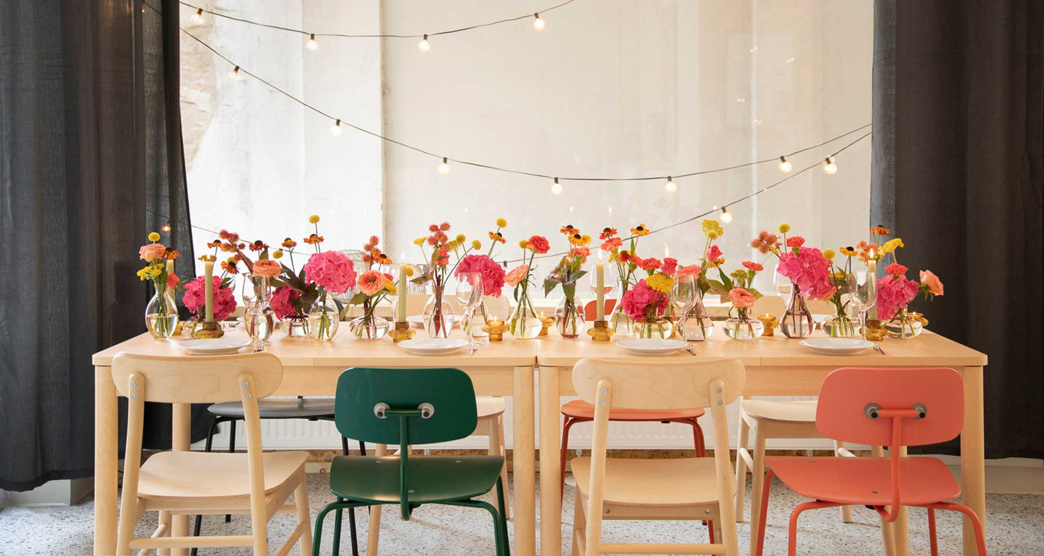 Tisch mit Blumendekoration von Bootsmann Meisterfloristik 